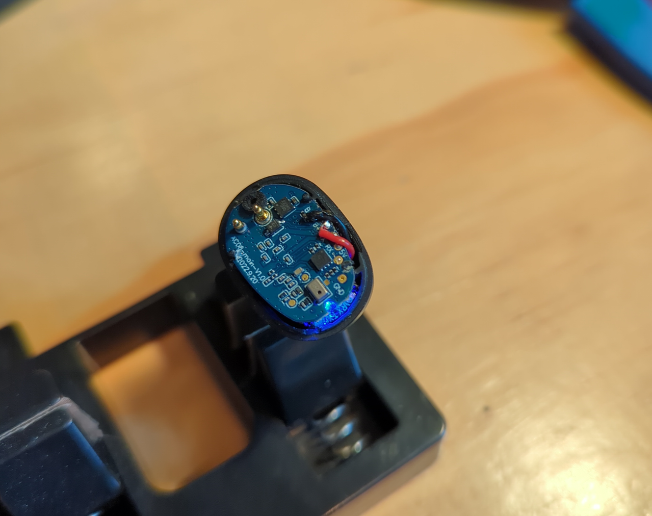 [Image: Pine-Buds-Pro-new-battery-soldered-to-th...he-PCB.png]