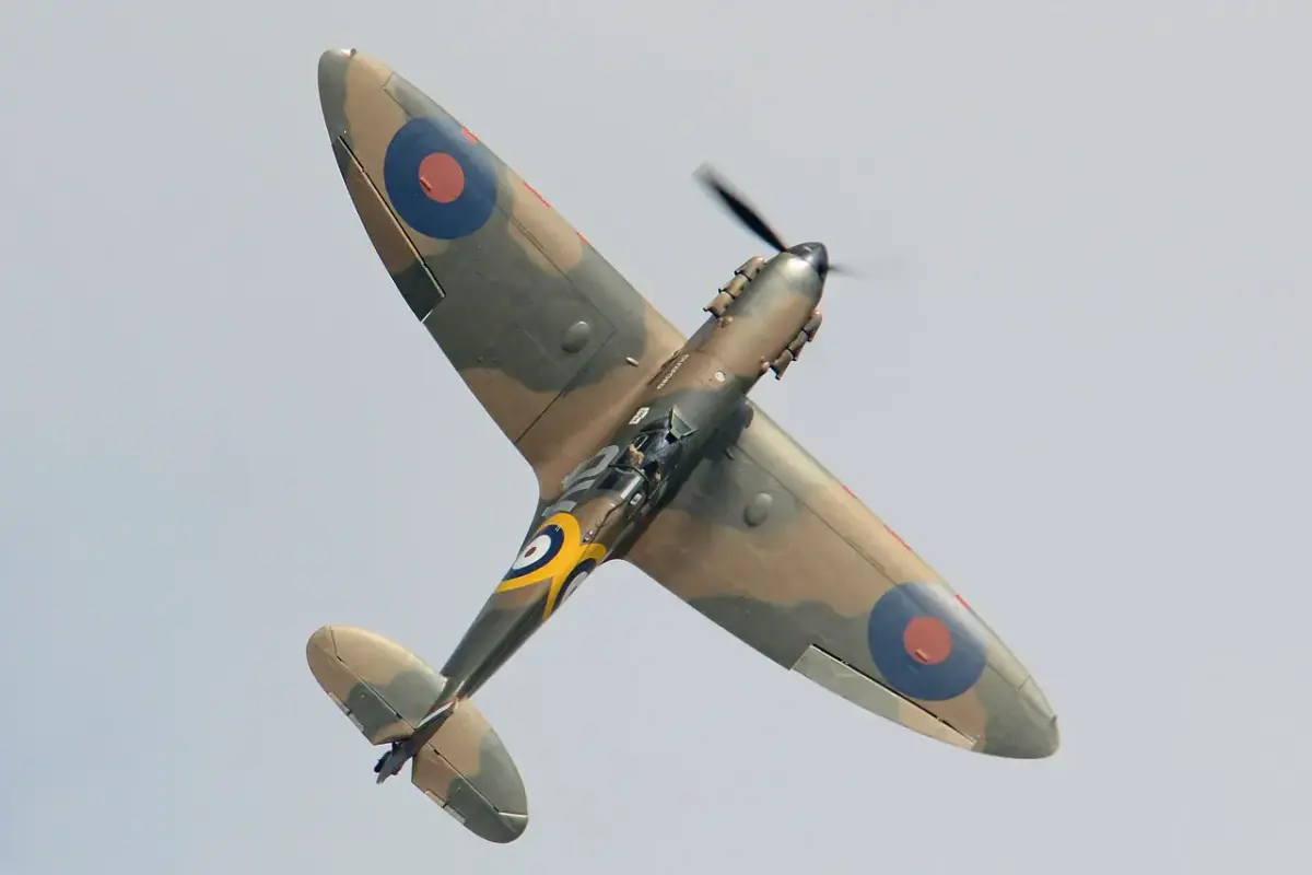 Avions volants sauves de la casse WWII - Page 21 Supermarine-Spitfire-Ia-N3200-QV-G-CFGJ-40723879384