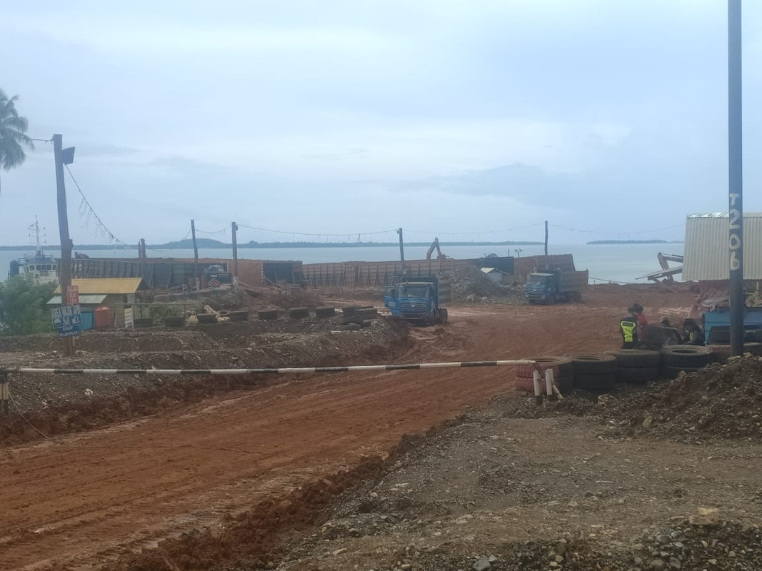 Keterangan Foto: Terlihat dua tongkang sandar di Jetty PT Bima Cakra Sabtu (8/10/2022).