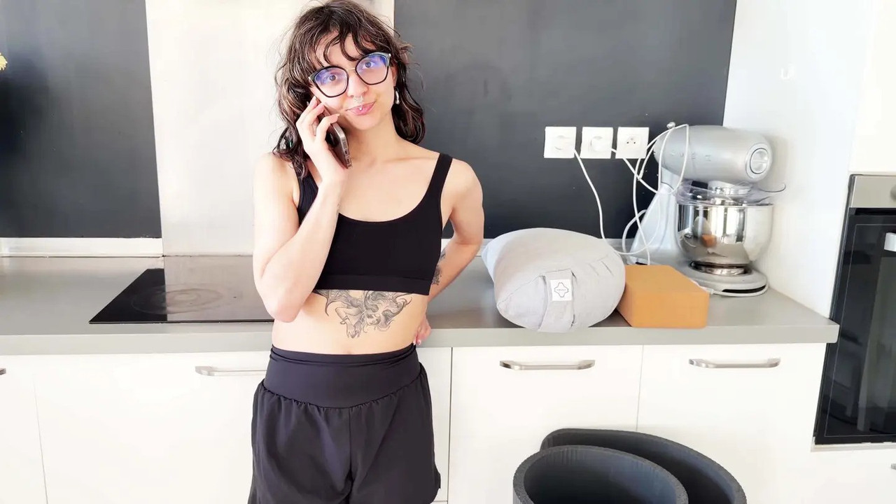 JacquieEtMichelTV 26 04 14 Lotus Initially tense eventually relaxes in her own way