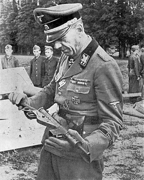 Artur Phelps observa un arma requisada