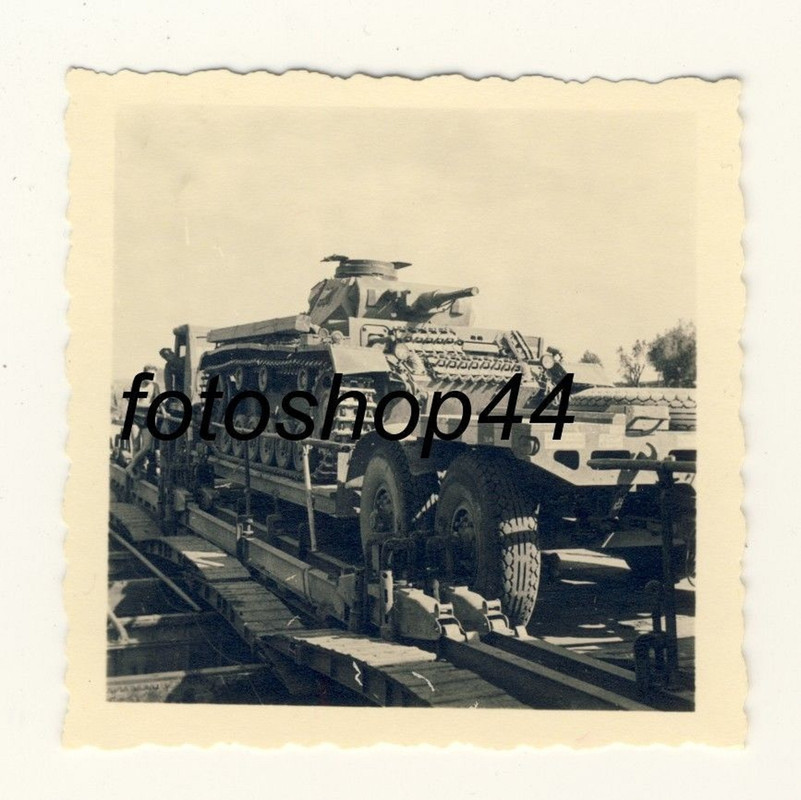 WH Panzer auf Schwerlastanhänger