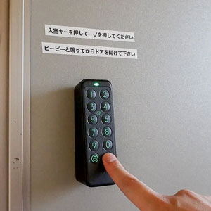 402号室ドアの電子キーパッド（暗証番号入力）の操作イメージ