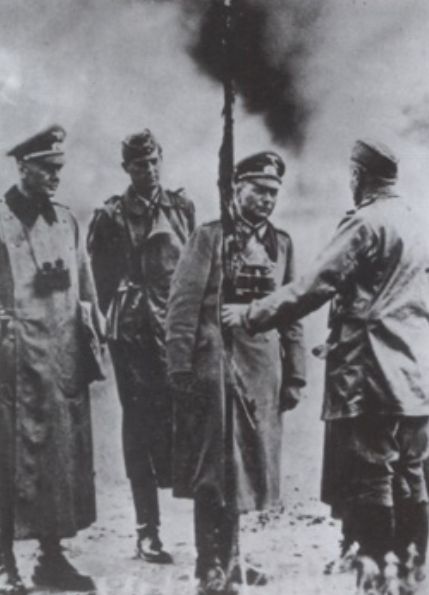 Guderian en Juniville, Francia 11 de junio de 1940. El teniente coronel Hermann Balck, le ofrece una bandera francesa capturada por su batallón