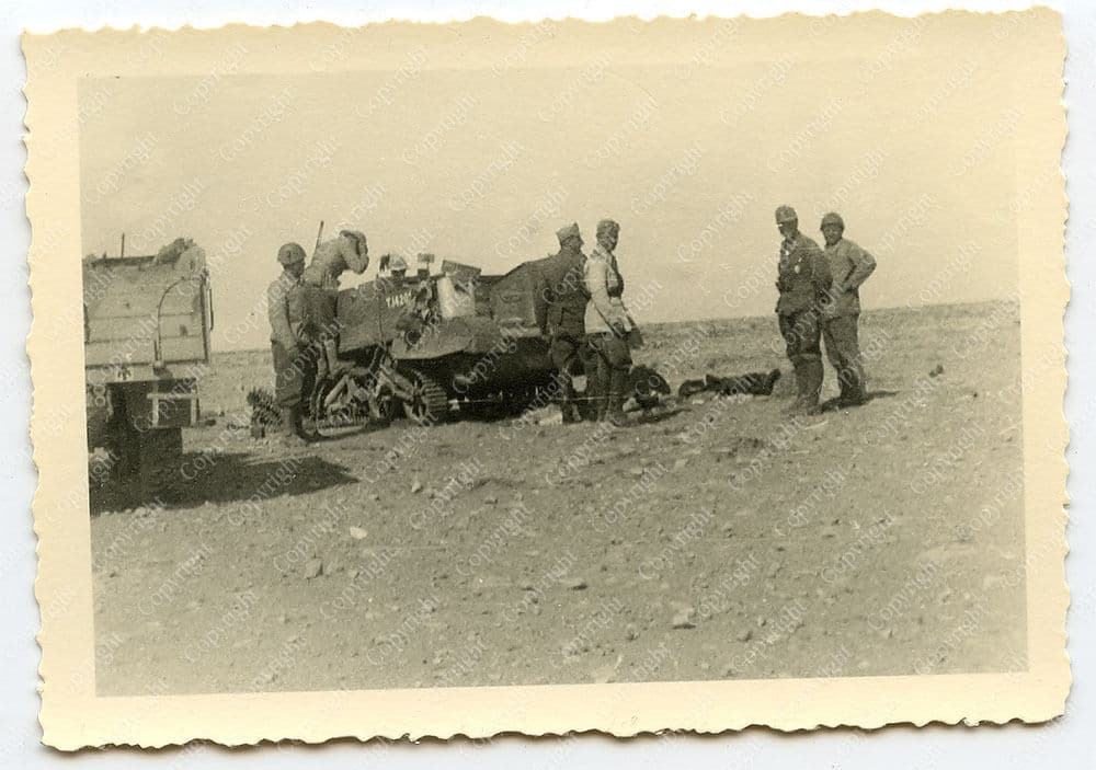 Foto - zerstörter Panzer mit Kennung in Afrika