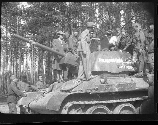 Передача танка на собранные деньги Театра музкомедии (1)