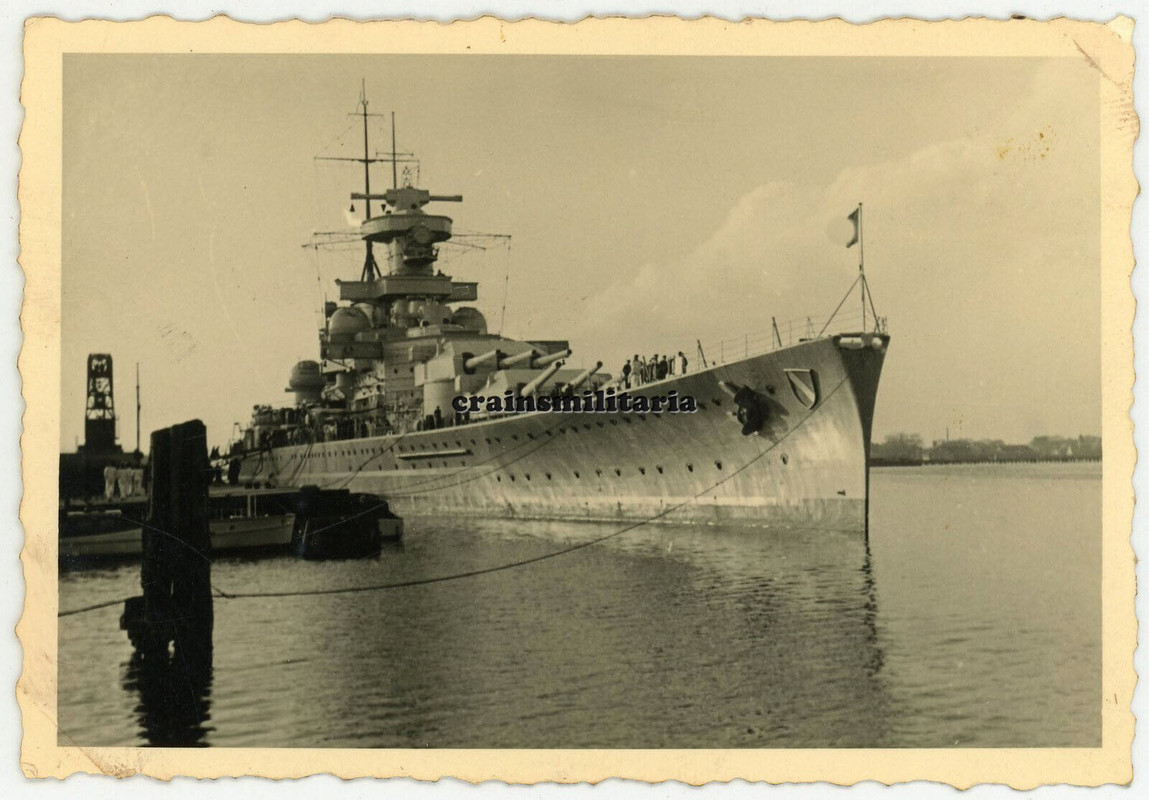 Orig. Foto Schlachtschiff SCHARNHORST im Hafen -- Panzerschiff Geschütz Schiff