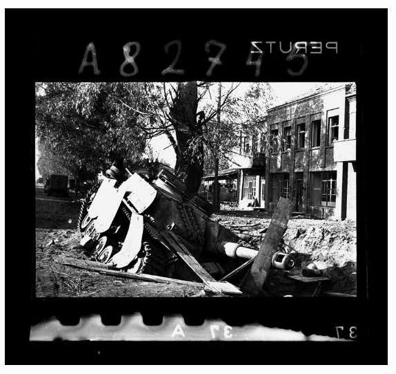 Немецкий танк, подбитый советской артиллерией в 