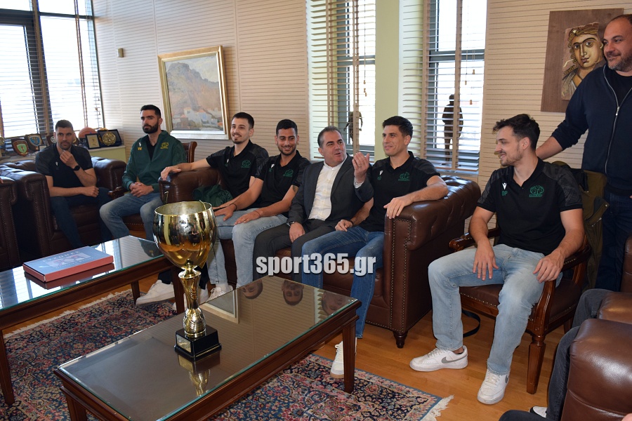 , Οι θριαμβευτές της Καλαμάτας ’80 στο Δημαρχείο: Η πόλη υποκλίθηκε στους πρωταθλητές! – «Να γιορτάσουμε και για την Μαύρη Θύελλα» (φωτο & βίντεο)