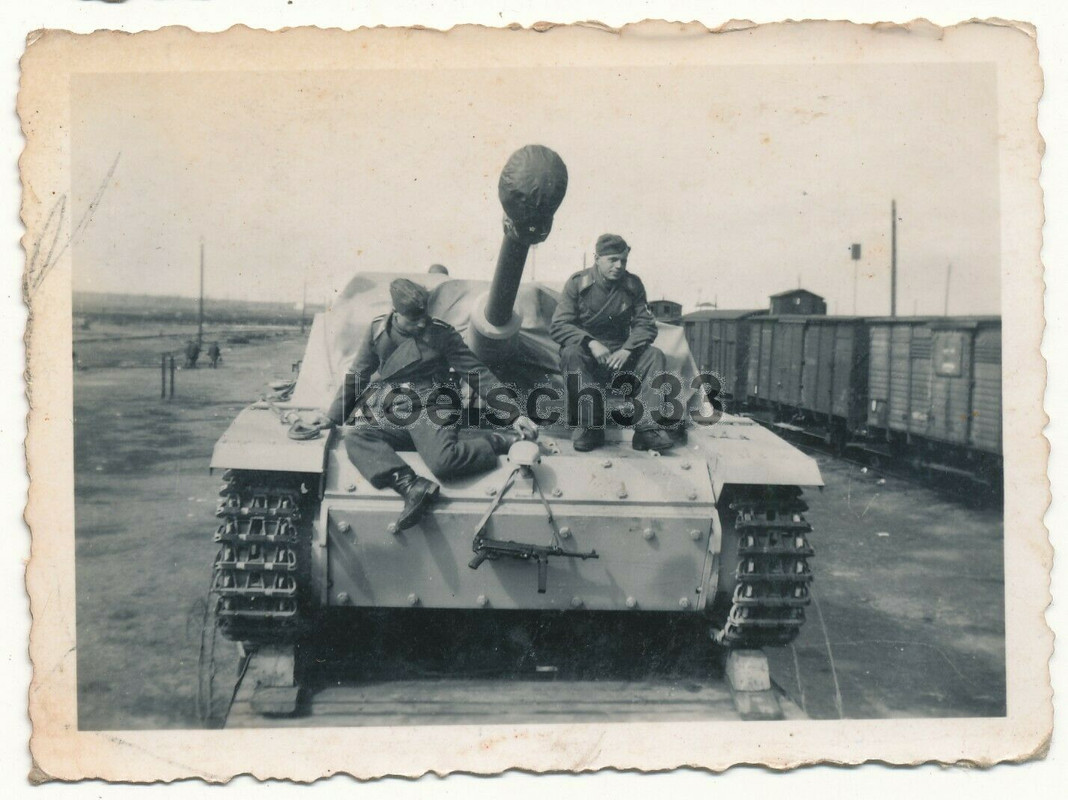 Foto Sturmgeschütz auf Eisenbahn Waggon ! MP 40 Notek Lampe ! St