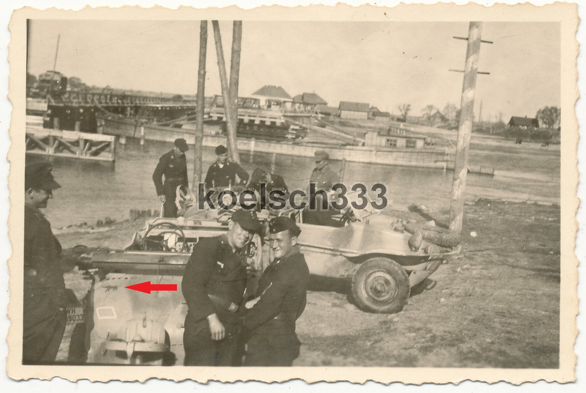 Foto Panzermänner mit VW Schwimmwagen Typ 166 Kennung Panzer Abt. 21 in Russland