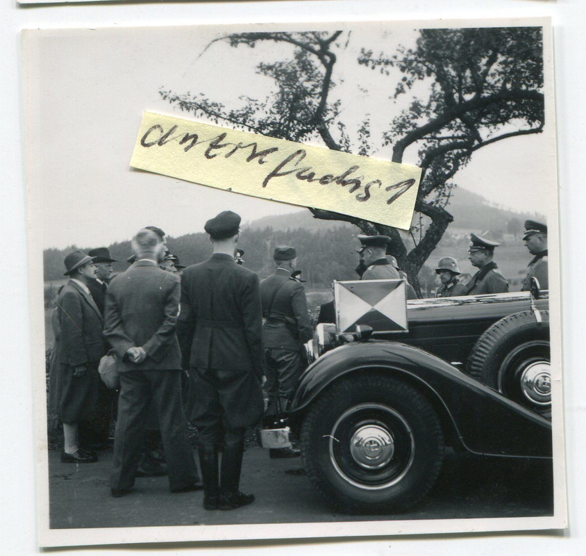 Auto mit Stander und Militär-Attaches in den Sud