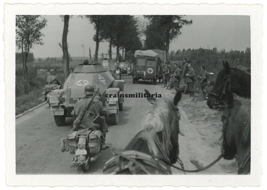 Orig. Foto Vormarsch SdKfz 222 Panzerspähwagen Kradmelder Sankra Frankreich 1940