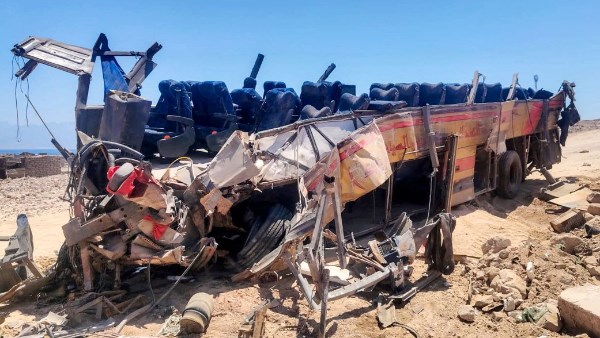 دهب تستيقظ على الفاجعة.. 22 ضحية و28 مصابًا في حادث أتوبيس طريق نويبع