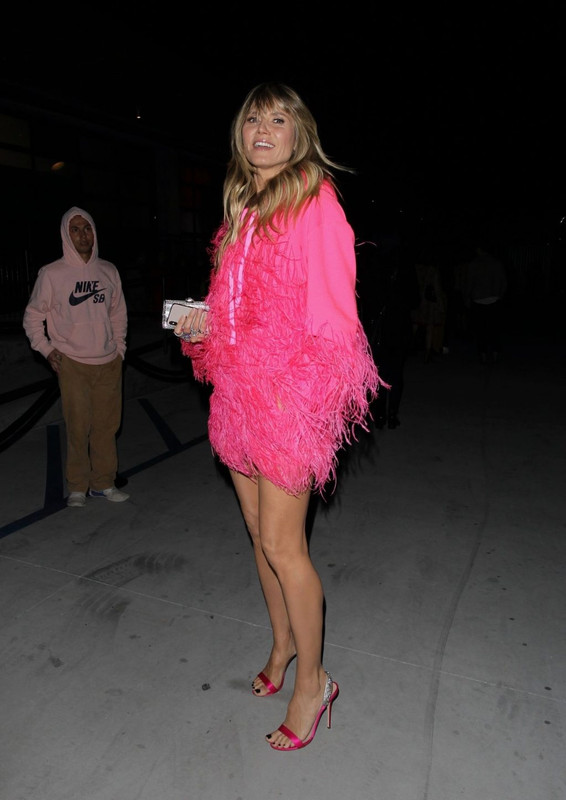 Heidi-Klum-Sexy-Legs-Cool-com-5-1024x1820-23