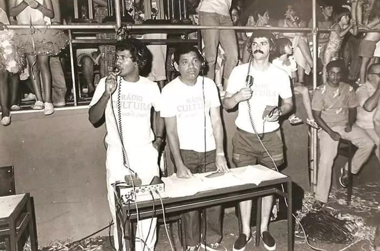 Arthur Mário na transmissão de Carnaval na 14 de julho, pela Rádio Cultura AM, ao lado de Gomes de Moraes e Jota Silva em 1987 (Foto: Acervo Pessoal)