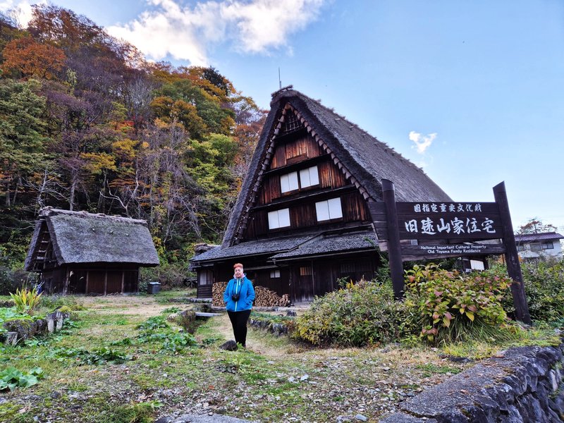 Cabañas y templo en Shirakawa-14-11-2024 - Japón y sus Pueblos-2024 (9)