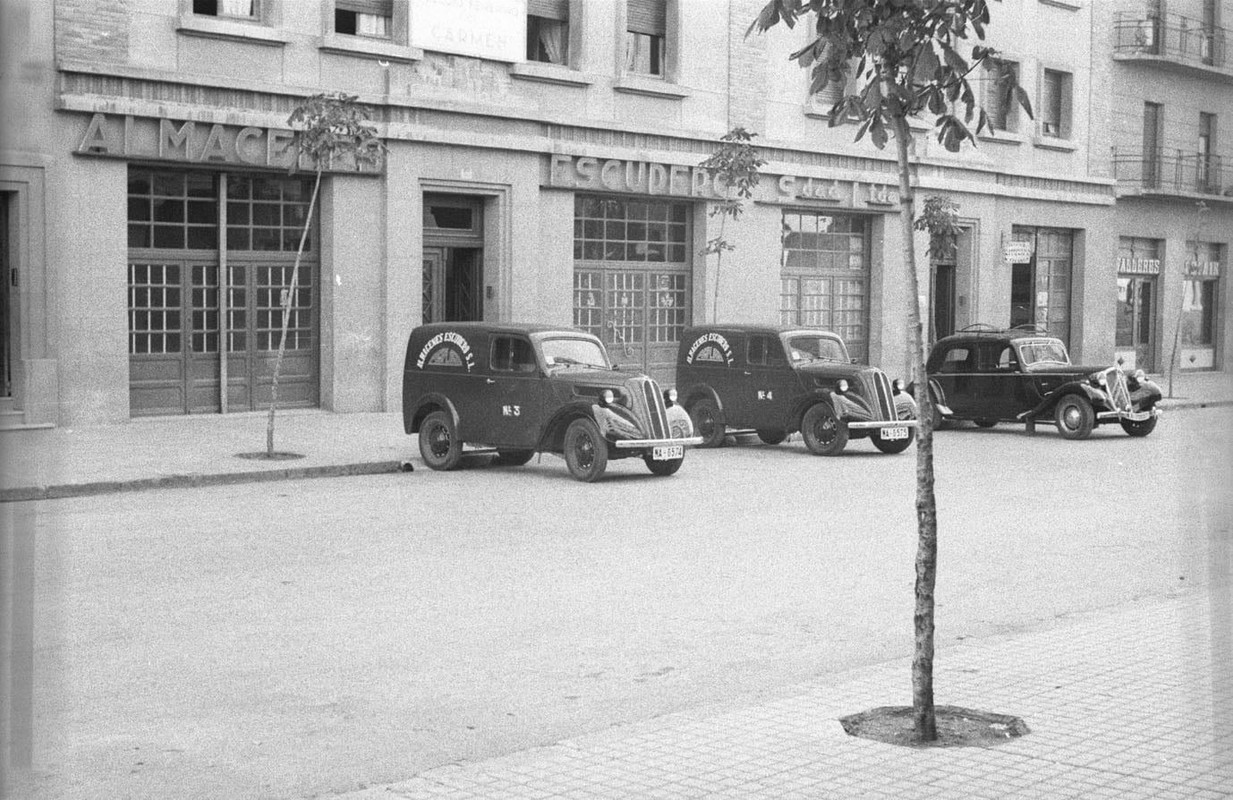 Almacenes Escudero en la calle San Fermín, hoy son dos bares Itziar y Trujal. Foto Galle3