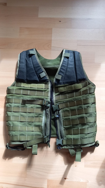 https://i.postimg.cc/qRLfwwT5/Gilet-Vert.jpg