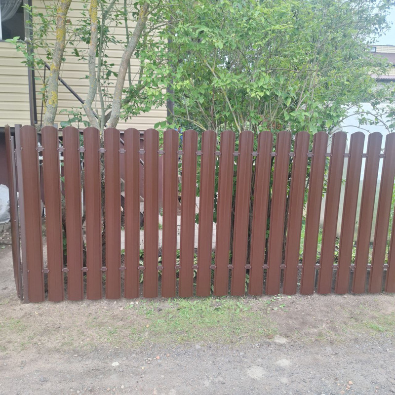Забор из металлического штакетника