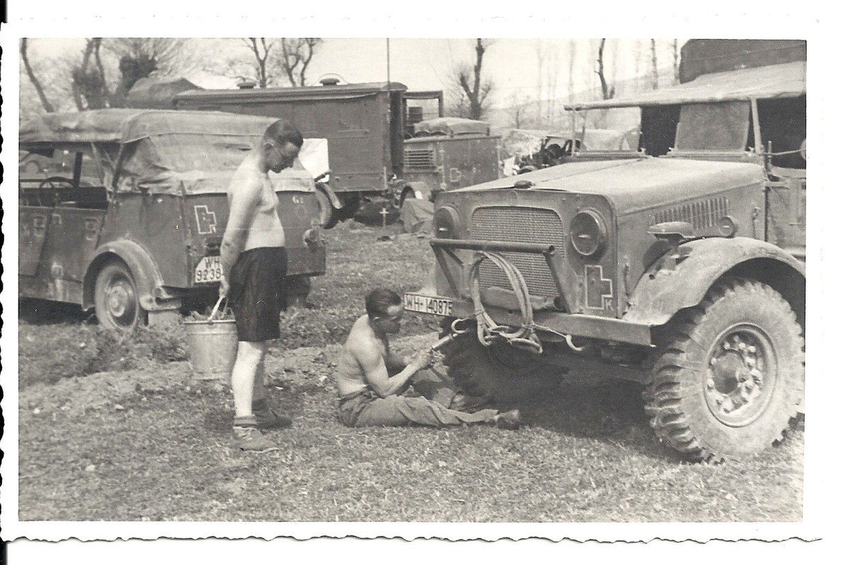 Orig.Foto Halb Nackte Mechaniker Reparatur an Kübelwagen Wehrmacht