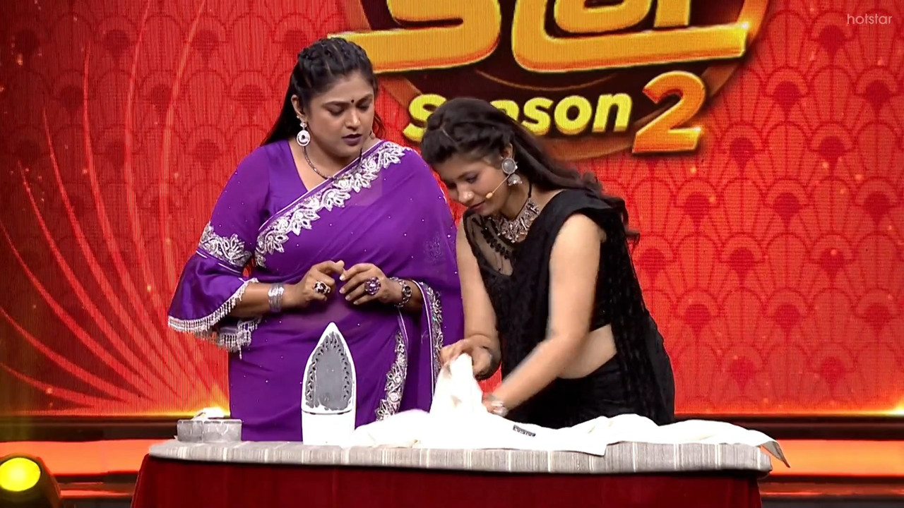 Hot Kannada Girl Open Big Navel show in Black Saree.mkv_snapshot_00.36.139