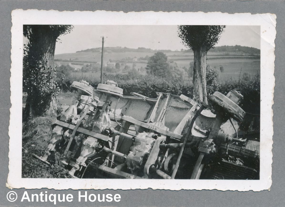 Foto WK II Wehrmacht umgestürztes Fahrzeug zerst
