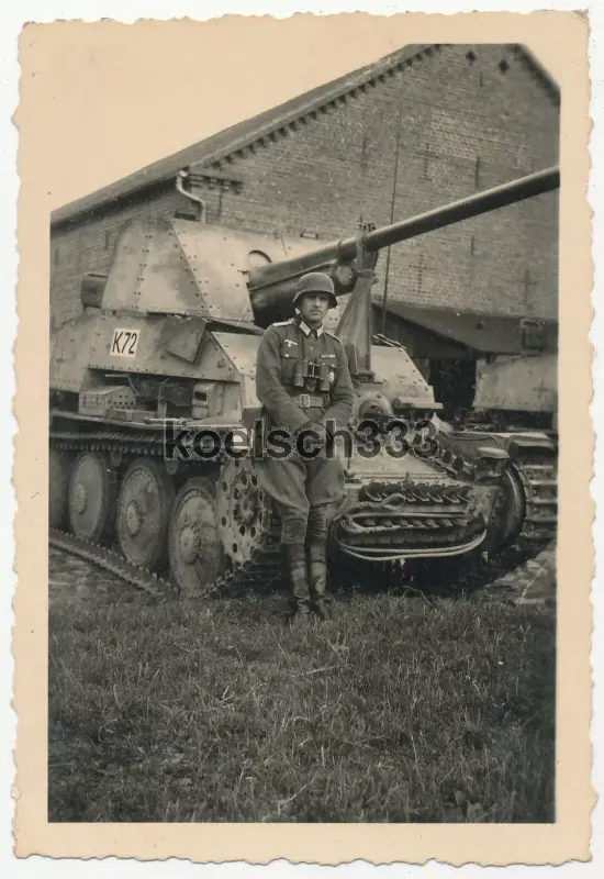 Foto Leutnant der Wehrmacht mit Fernglas vor Panzerjäger Marder III Panzer K 72