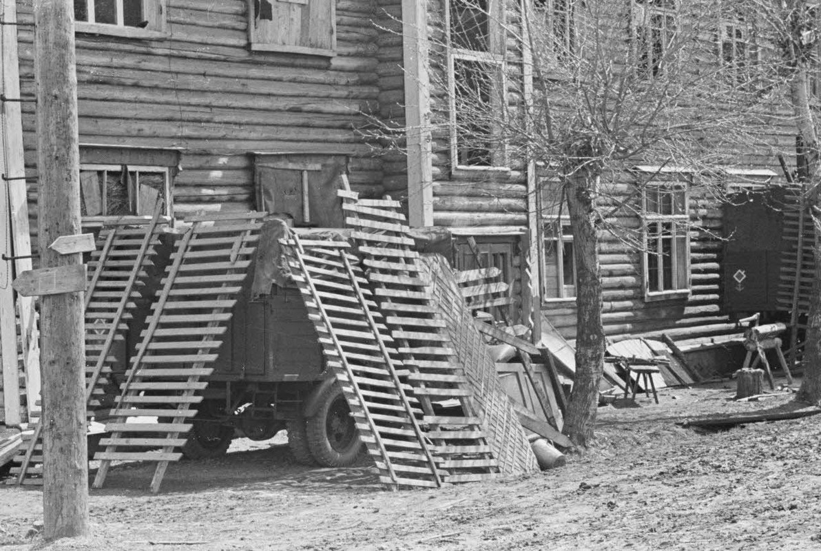 Des camions portent l'insigne de la 20e division d'infanterie (20 Infanterie Division Motorisée) ou 