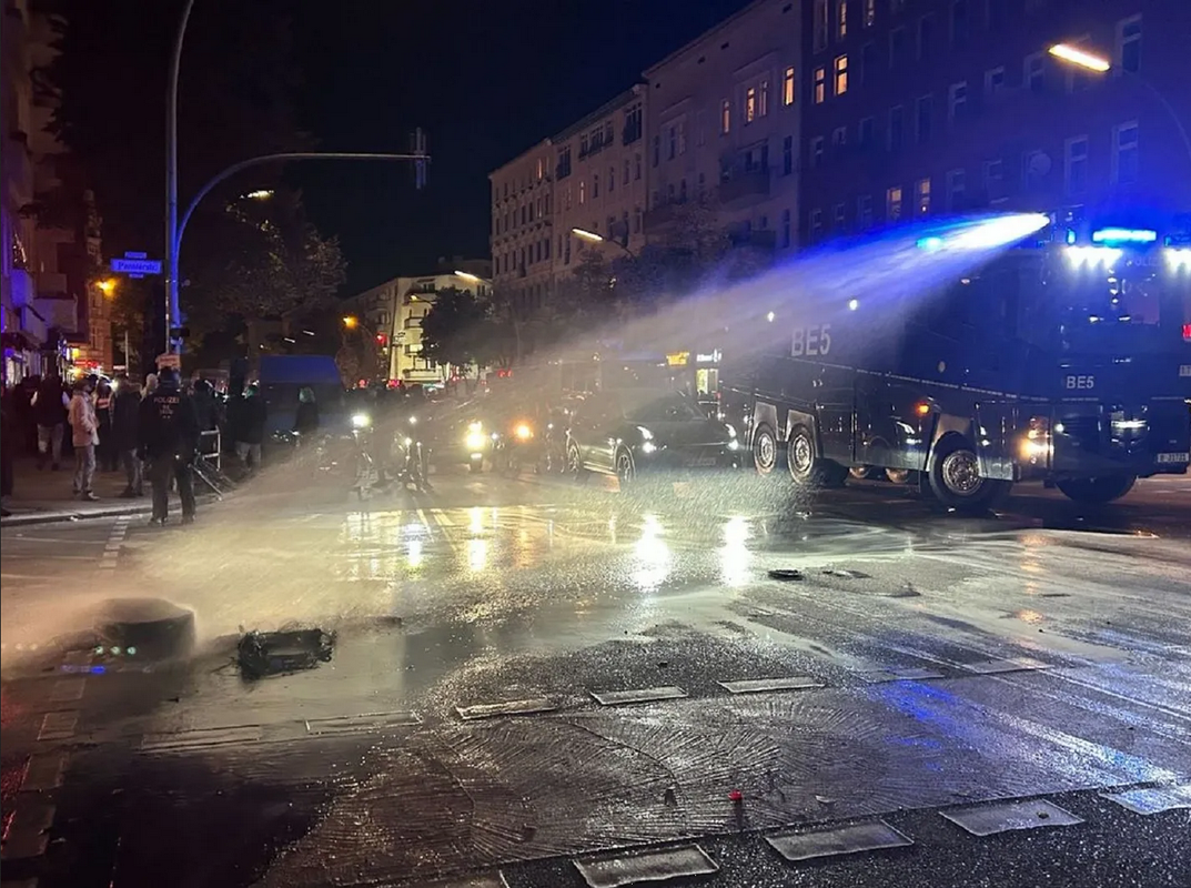 Dispersan manifestación de “propalestinos” con cañones de agua en Berlín: video