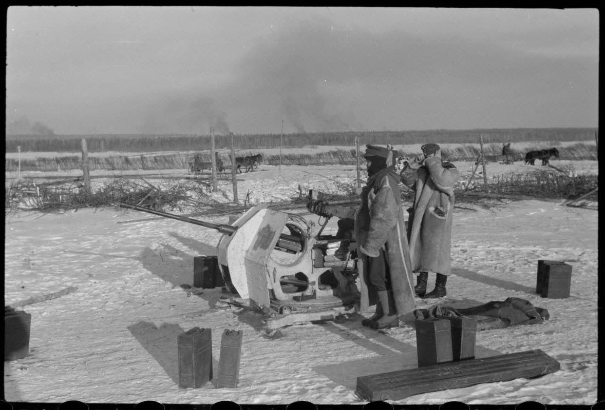 Dans le cadre de l'opération Büffelbewegung, la protection d'une route enneigée par des canons de 2 