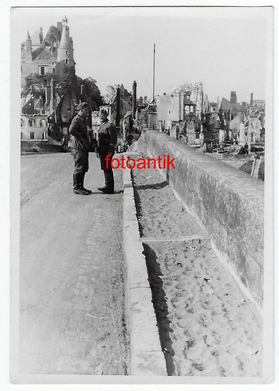 Foto 2 WK Frankreich Stadt Gien Soldaten auf Brücke zerstörte Häuser nach KAMPF
