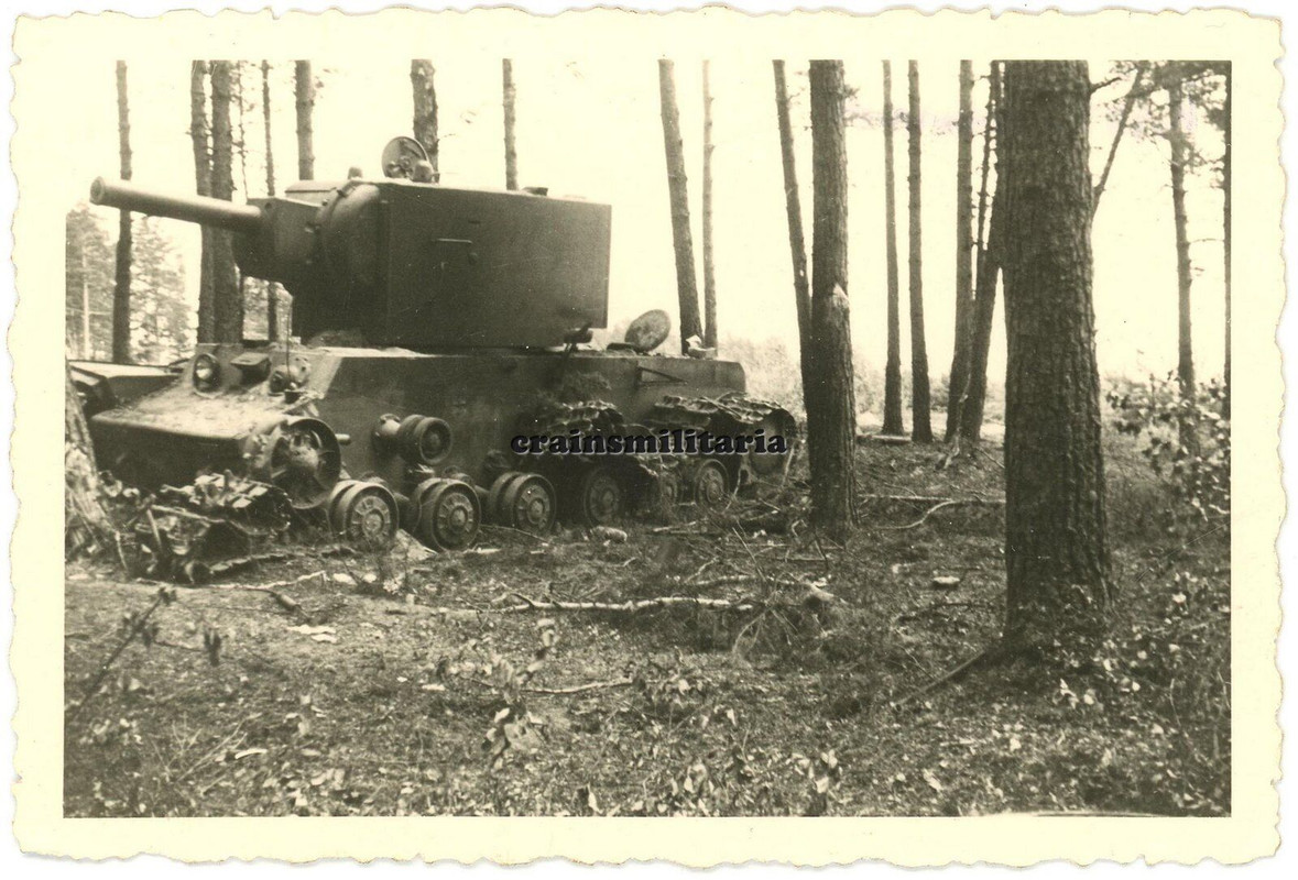 Orig. Foto zerstörte russische Panzer KV-2 KW-II Beute Tank in Russland 1941.