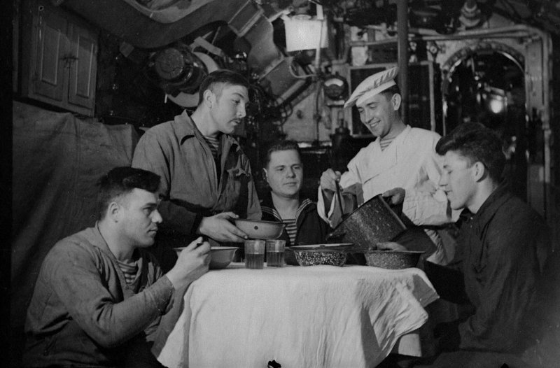 Краснофлотец П. П. Козлов за раздачей обеда в боевом походе. Подгородецкий Л... 1942г.