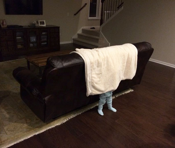 funny-kids-playing-hide-and-seek-601-605