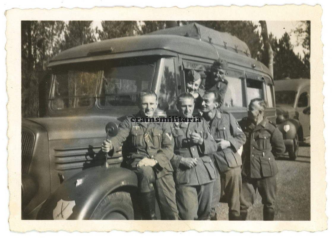 Orig Foto Sanitäter mit Bus Omnibus mit 223.ID Wappen in Frankreich 1940