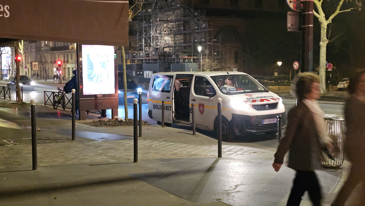 Google Gemini 說這是馬爾他騎士團(Ordre de Malte France)的志工服務車