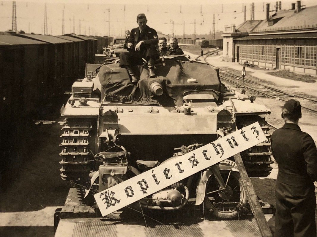 Foto Sturmgeschütz III mit Krad Division Reich WSS auf Bahn verl
