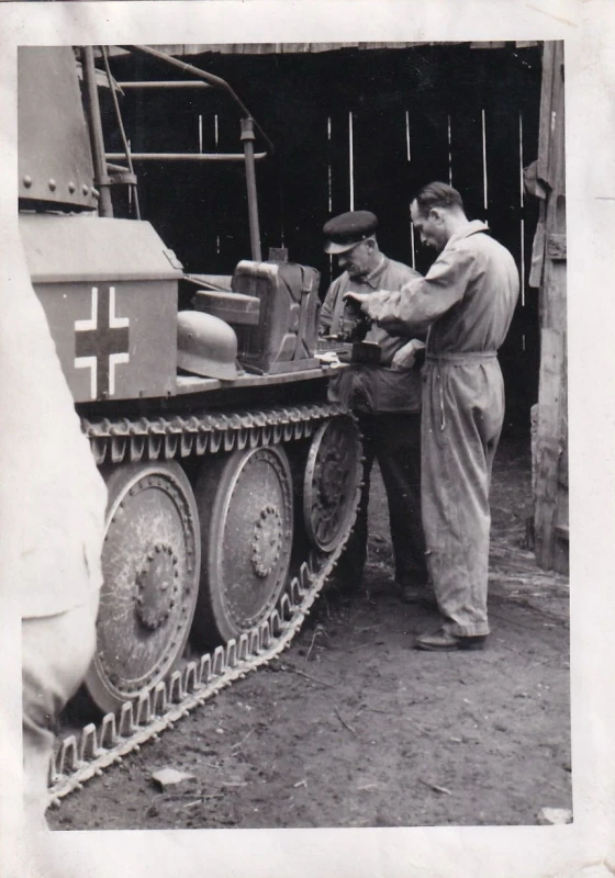 Foto Tschechische Monteure an Deutschem Panzer 2 WK