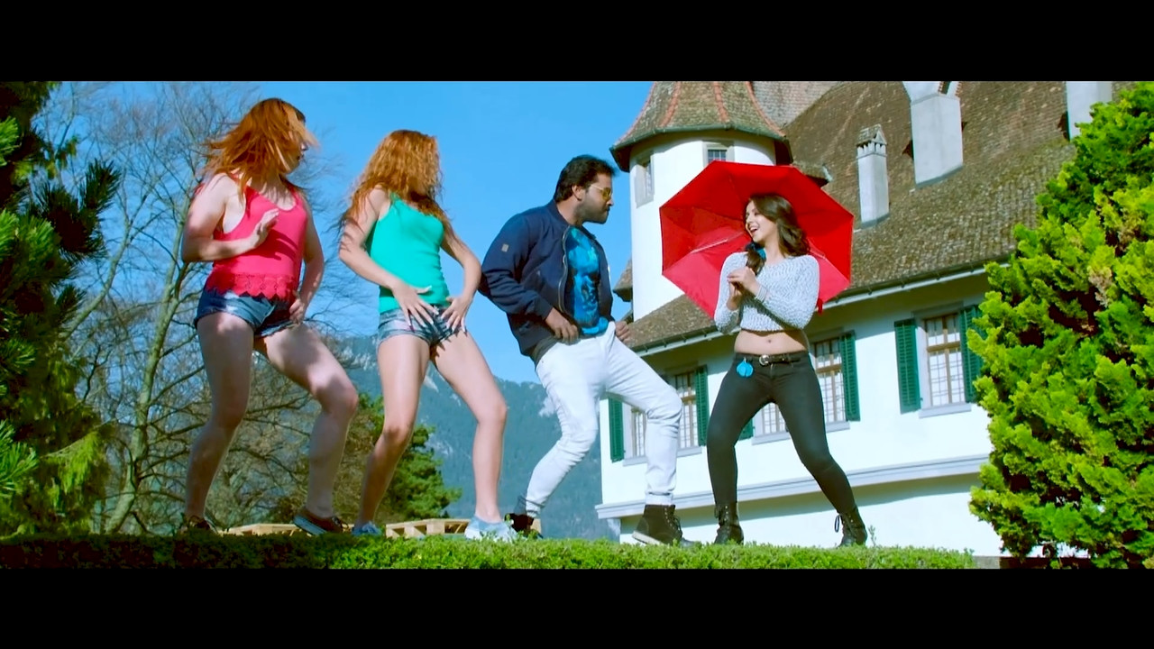 [Image: Nikki-Galrani-Hot-Song-02-From-Krishnash...-18-41.jpg]