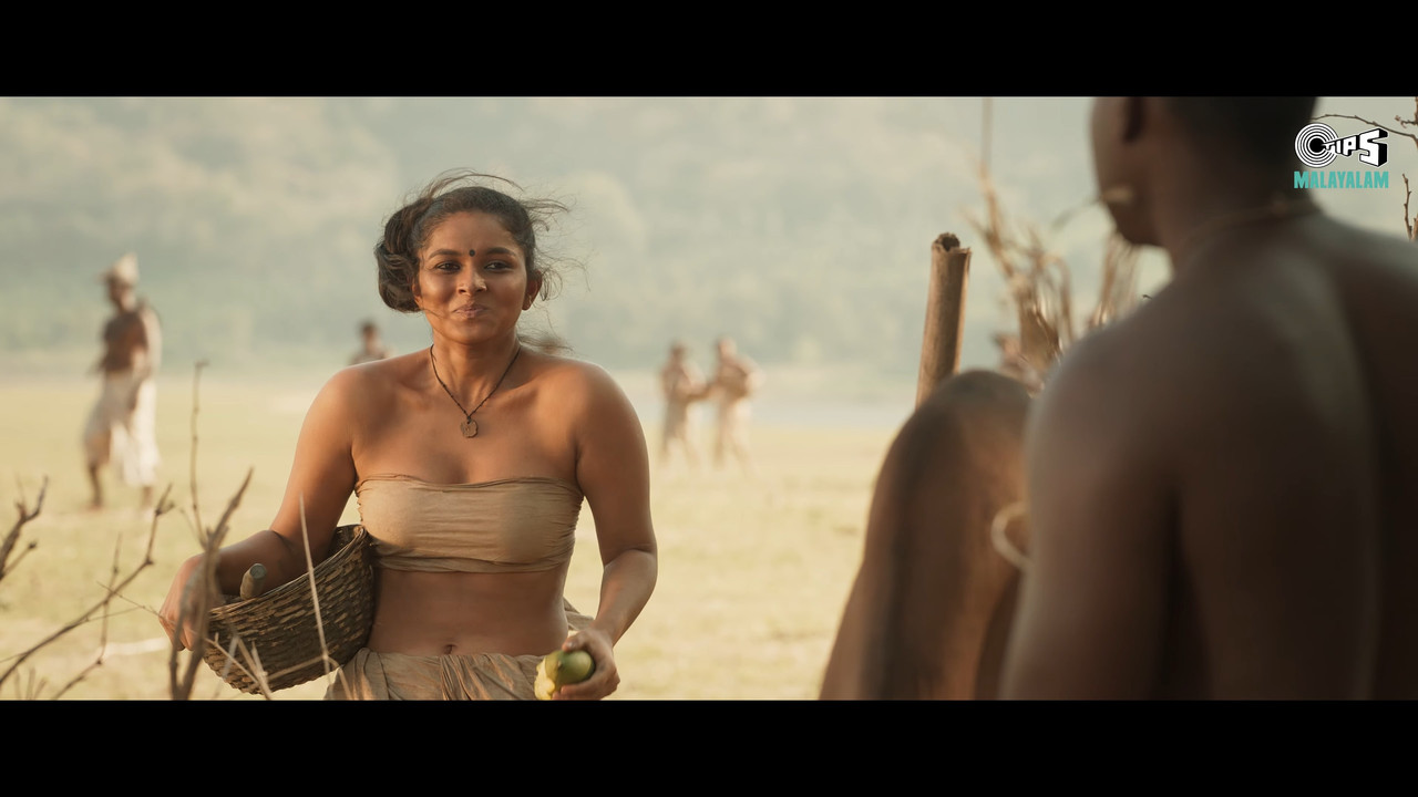 Kayadu Lohar Hot Song Pathonpatham Noottandu.webm_snapshot_02.51.494