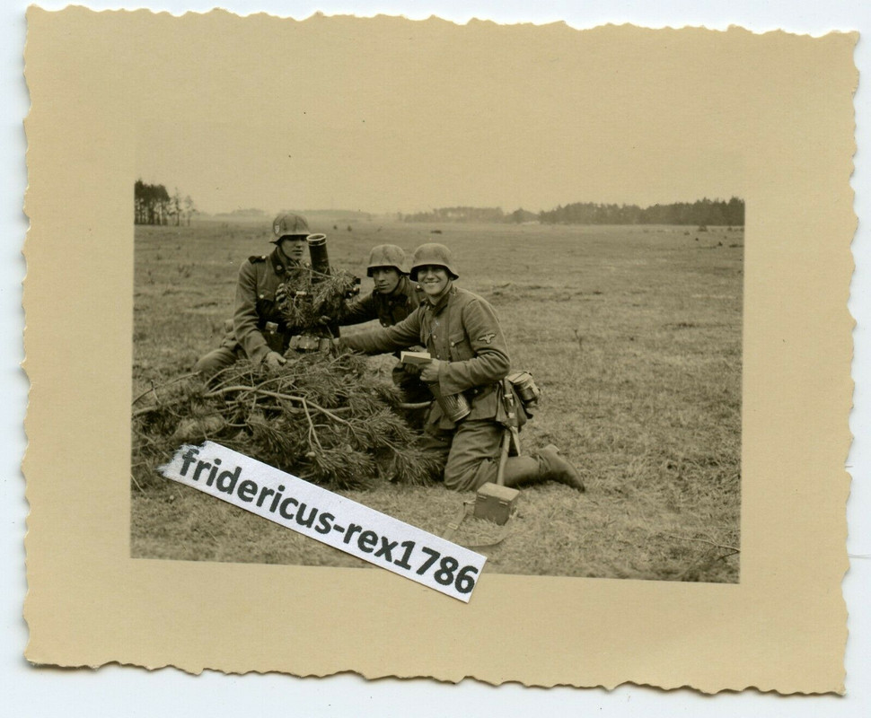 Foto Polen Rastenburg T.-Div. 1.Btl TrÜbPl camo Tarn Helm Granatwerfer2