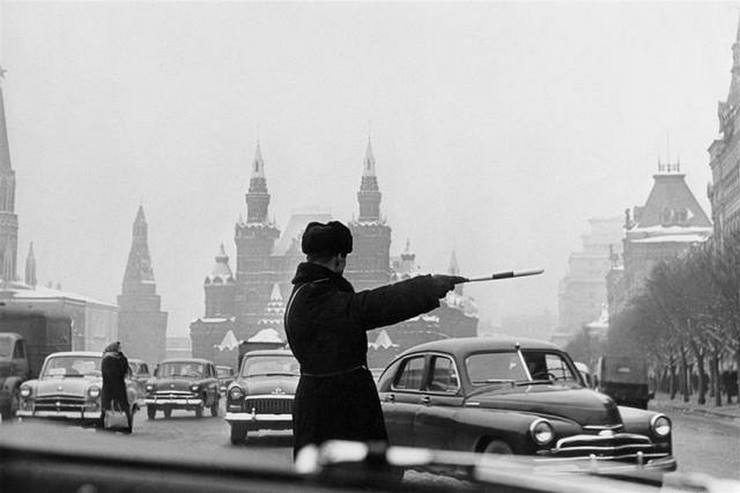 19 атмосферных снимков легендарного фотографа, показывающих жизнь в СССР