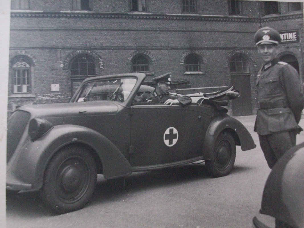 PKW Steyr 200 Kabriolett einer Heeres Sanitätsei