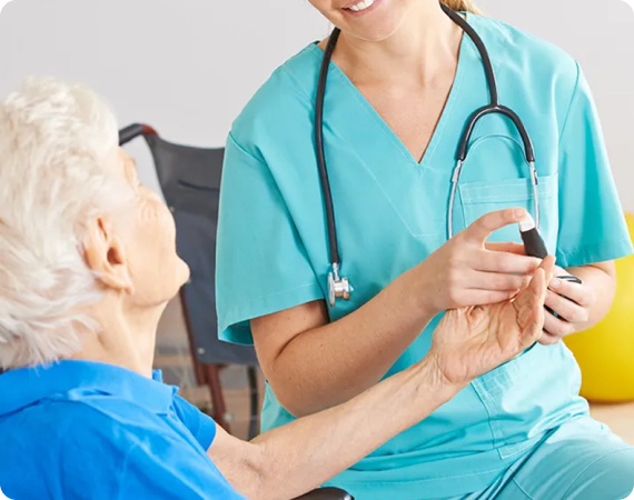 Asistentă medicală ținând mâna unei paciente în vârstă