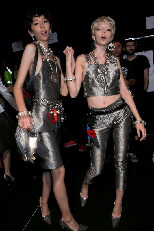 Moschino Spring 2016 Backstage meCozBr6Vwsx