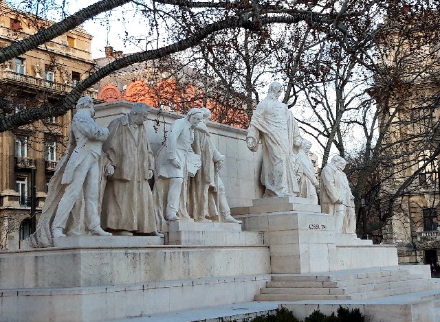 Puente de las Cadenas, Noria, estatuas, Parlamento, Catedral etc - BUDAPEST EN UN FIN DE SEMANA (38)