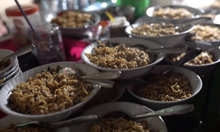 Sajian Indomie di Warung Cak Su, Surabaya yang belakangan ini viral.