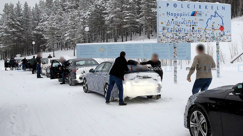 Futura W206 em testes na Europa  2022-mercedes-c-class-sedan-spy-photo-1