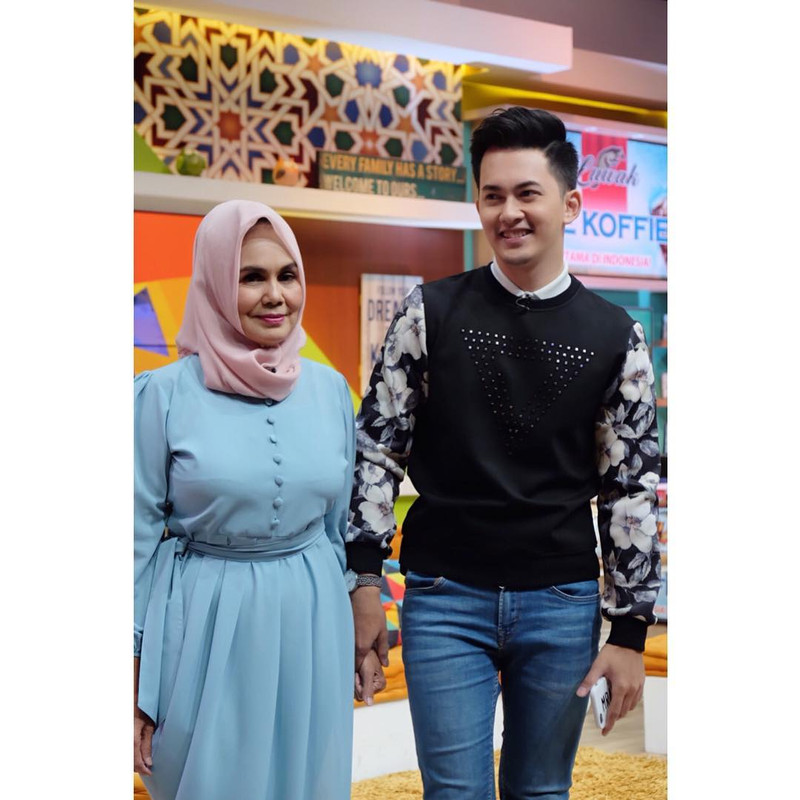 7 Potret manis kedekatan Kiki Farrel dan Mama Dahlia, sang ibunda